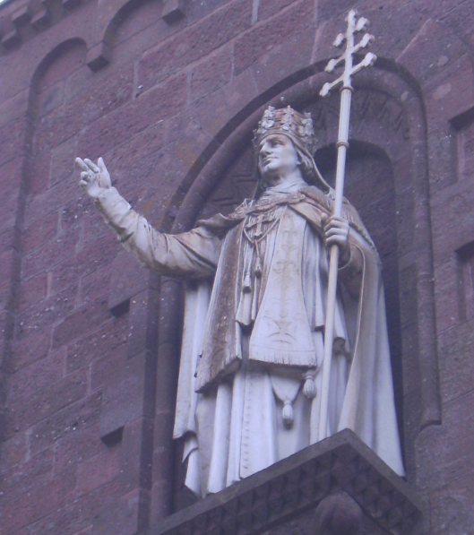 Bruno von Egisheim-Dagsburg, pape alsacien de 1049 à 1054 sous le nom de Leo IX (Léon IX). statue sur le mur extérieur de la tour de la chapelle « Le Rocher » à Dabo.